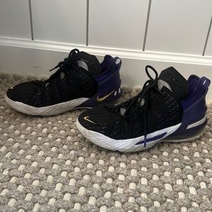 Nike Lebron James XVIII Lakers Black/Metallic Gold Boys Shoe size 5